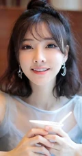 冯提莫清新紫纱裙餐厅就餐美图，甜美怡人可爱俏皮