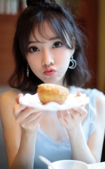 冯提莫清新紫纱裙餐厅就餐美图，甜美怡人可爱俏皮
