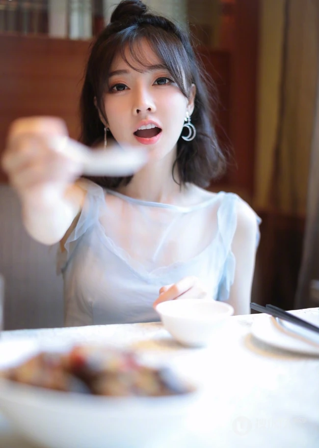 冯提莫清新紫纱裙餐厅就餐美图，甜美怡人可爱俏皮