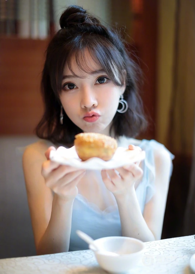 冯提莫清新紫纱裙餐厅就餐美图，甜美怡人可爱俏皮