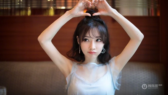 冯提莫清新紫纱裙餐厅就餐美图，甜美怡人可爱俏皮