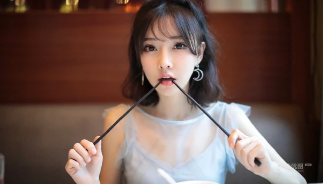 冯提莫清新紫纱裙餐厅就餐美图，甜美怡人可爱俏皮