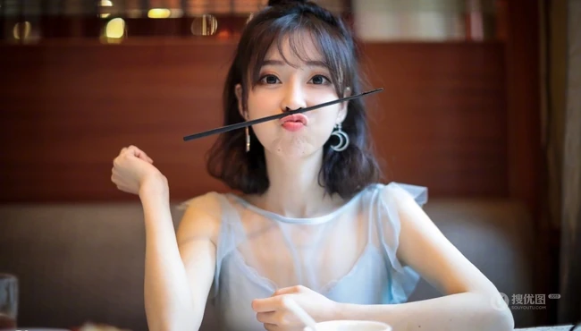 冯提莫清新紫纱裙餐厅就餐美图，甜美怡人可爱俏皮