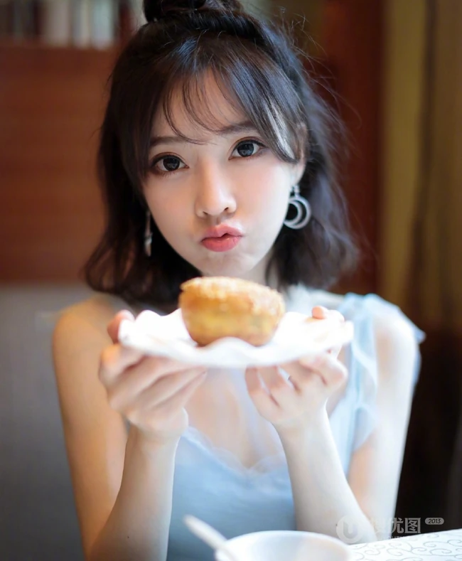 冯提莫清新紫纱裙餐厅就餐美图，甜美怡人可爱俏皮