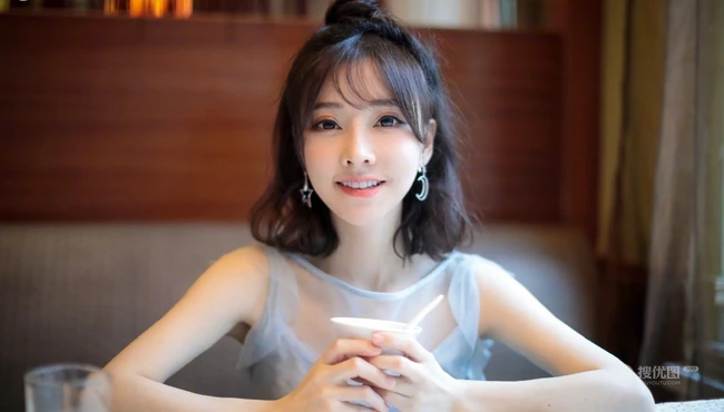 冯提莫清新紫纱裙餐厅就餐美图，甜美怡人可爱俏皮