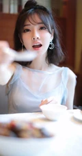 冯提莫清新紫纱裙餐厅就餐美图，甜美怡人可爱俏皮