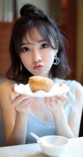 冯提莫清新紫纱裙餐厅就餐美图，甜美怡人可爱俏皮