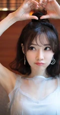 冯提莫清新紫纱裙餐厅就餐美图，甜美怡人可爱俏皮