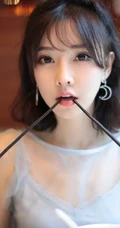 冯提莫清新紫纱裙餐厅就餐美图，甜美怡人可爱俏皮