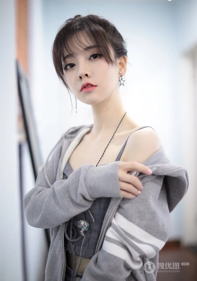 冯提莫微博写真旧照合集，甜美清新教主的百变魅力