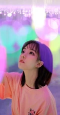 冯提莫绿洲晒昔日T恤装美照，配文称感觉有点冷。。。