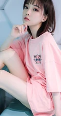 冯提莫绿洲晒昔日T恤装美照，配文称感觉有点冷。。。