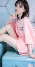冯提莫绿洲晒昔日T恤装美照，配文称感觉有点冷。。。