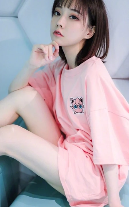 冯提莫绿洲晒昔日T恤装美照，配文称感觉有点冷。。。