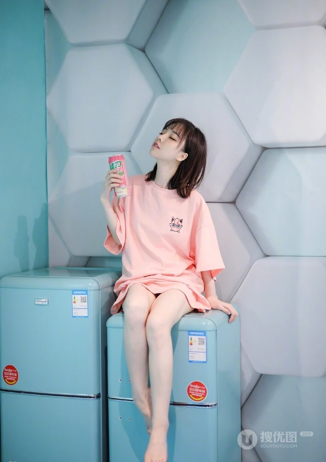 冯提莫绿洲晒昔日T恤装美照，配文称感觉有点冷。。。