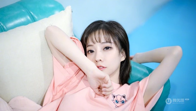 冯提莫绿洲晒昔日T恤装美照，配文称感觉有点冷。。。
