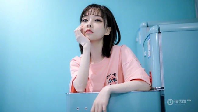 冯提莫绿洲晒昔日T恤装美照，配文称感觉有点冷。。。
