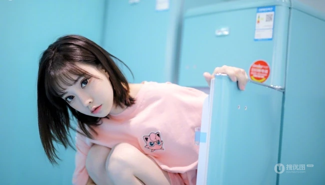 冯提莫绿洲晒昔日T恤装美照，配文称感觉有点冷。。。