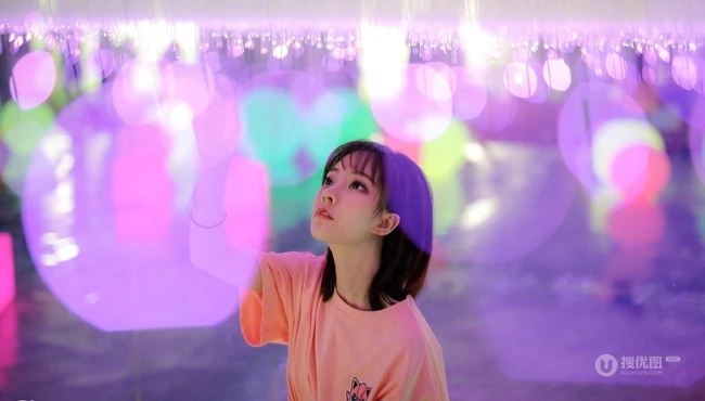 冯提莫绿洲晒昔日T恤装美照，配文称感觉有点冷。。。
