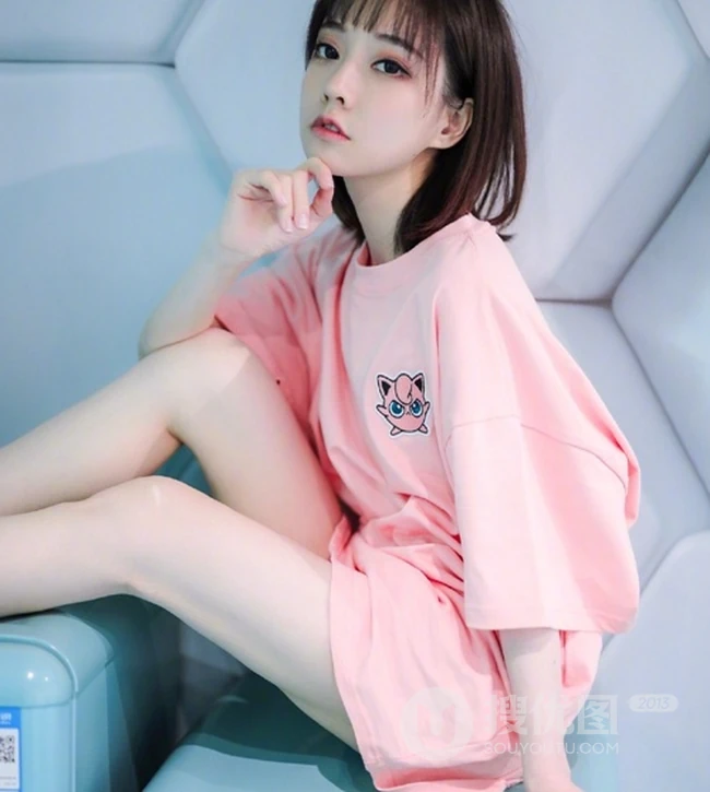 冯提莫绿洲晒昔日T恤装美照，配文称感觉有点冷。。。
