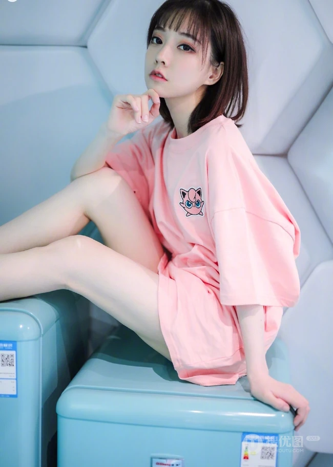 冯提莫绿洲晒昔日T恤装美照，配文称感觉有点冷。。。