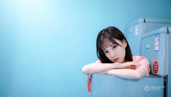 冯提莫绿洲晒昔日T恤装美照，配文称感觉有点冷。。。