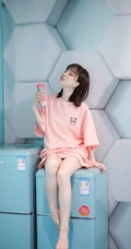 冯提莫绿洲晒昔日T恤装美照，配文称感觉有点冷。。。