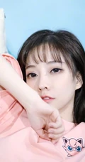 冯提莫绿洲晒昔日T恤装美照，配文称感觉有点冷。。。