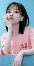 冯提莫绿洲晒昔日T恤装美照，配文称感觉有点冷。。。