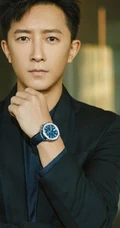 韩庚帅气亮相活动高清写真照，西装着身戴手表魅力十足