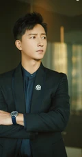 韩庚帅气亮相活动高清写真照，西装着身戴手表魅力十足