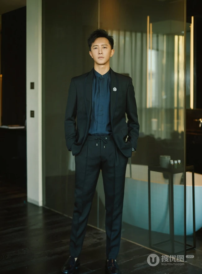 韩庚帅气亮相活动高清写真照，西装着身戴手表魅力十足
