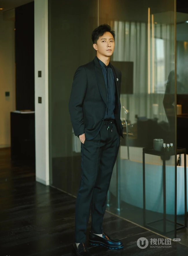 韩庚帅气亮相活动高清写真照，西装着身戴手表魅力十足