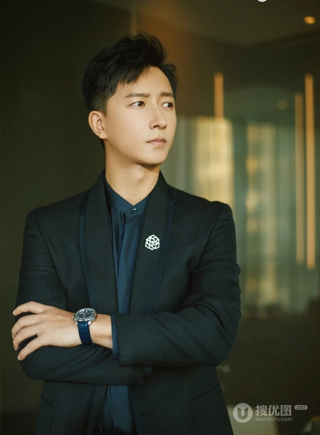 韩庚帅气亮相活动高清写真照，西装着身戴手表魅力十足