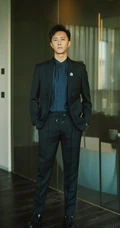 韩庚帅气亮相活动高清写真照，西装着身戴手表魅力十足