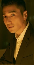 赵又廷时尚帅气油头发型高清写真，绿色西装魅力绅士
