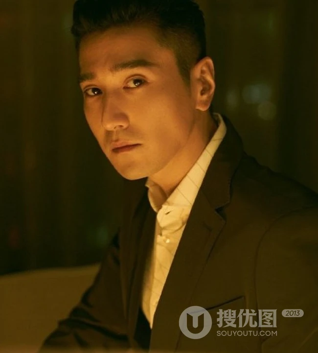 赵又廷时尚帅气油头发型高清写真，绿色西装魅力绅士