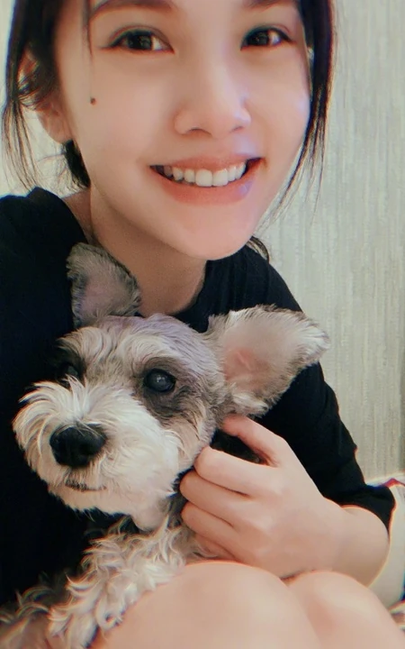 杨丞琳微博晒抱狗自拍美图，配文称在家耍废，很放松