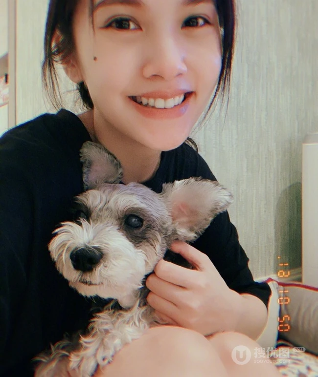 杨丞琳微博晒抱狗自拍美图，配文称在家耍废，很放松
