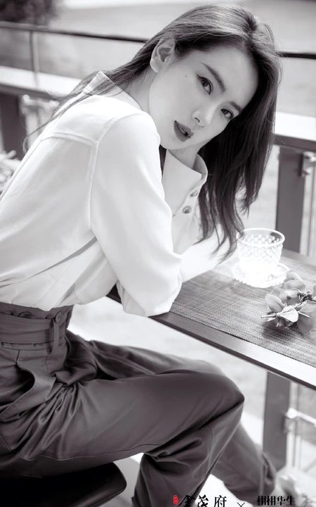 戚薇白色衬衫塞裤子酷冷干练悠闲黑白写真图片