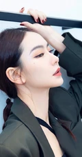 戚薇制服短裙职业装气质出镜，化身女强人出现办公室