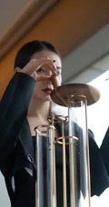 戚薇制服短裙职业装气质出镜，化身女强人出现办公室