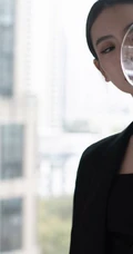 戚薇制服短裙职业装气质出镜，化身女强人出现办公室