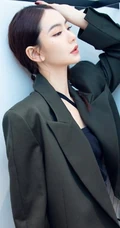 戚薇制服短裙职业装气质出镜，化身女强人出现办公室