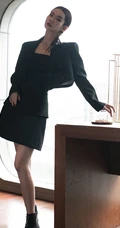 戚薇制服短裙职业装气质出镜，化身女强人出现办公室