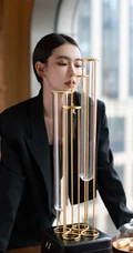 戚薇制服短裙职业装气质出镜，化身女强人出现办公室