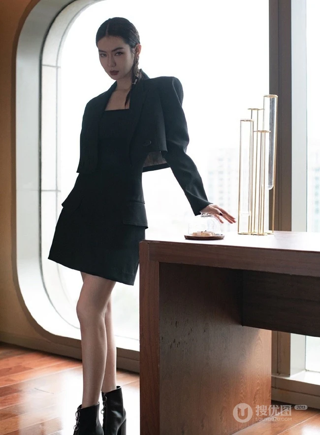 戚薇制服短裙职业装气质出镜，化身女强人出现办公室