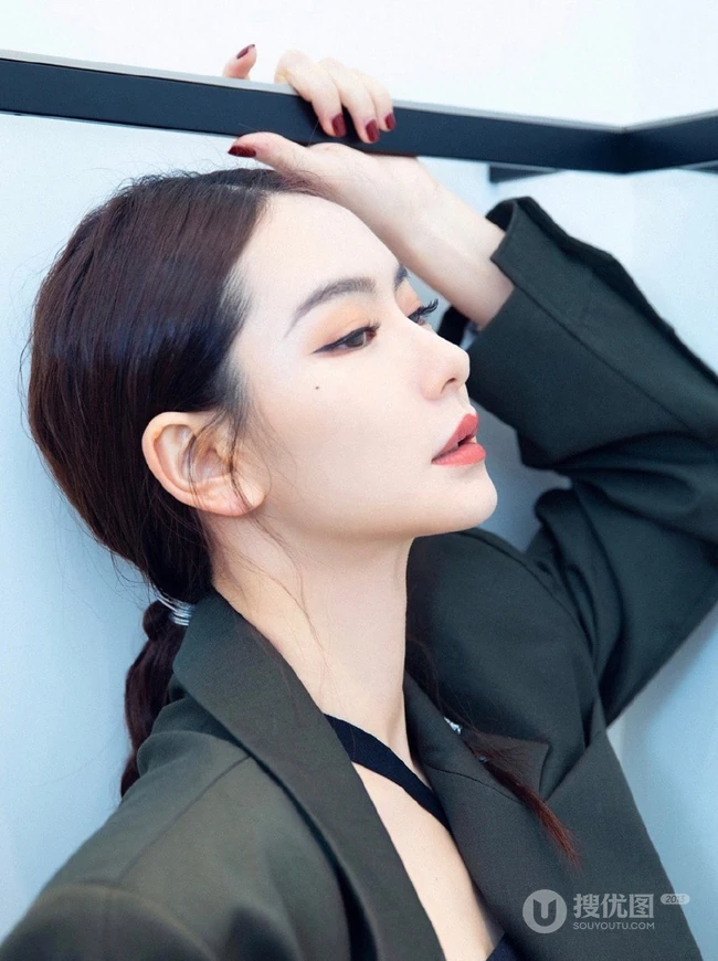戚薇制服短裙职业装气质出镜，化身女强人出现办公室
