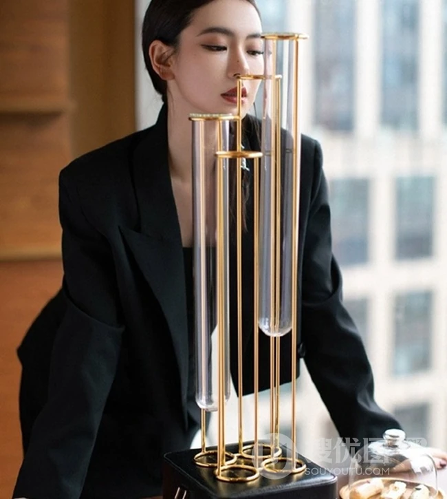 戚薇制服短裙职业装气质出镜，化身女强人出现办公室
