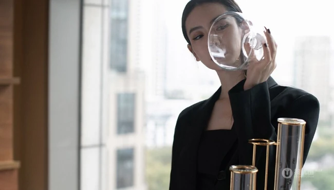 戚薇制服短裙职业装气质出镜，化身女强人出现办公室